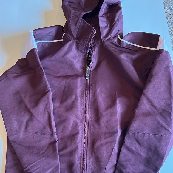 Holloway jacket
In excellent condition 
Like new. 
Wind type material - Picture 2 of 5